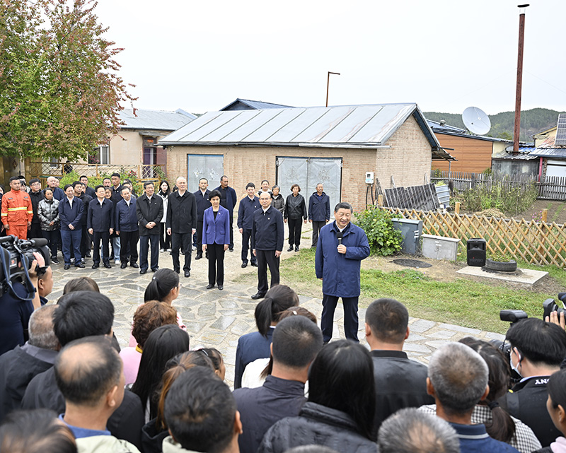 9月6日至8日，中共中央總書記、國家主席、中央軍委主席習近平在黑龍江考察。這是6日下午，習近平在大興安嶺地區(qū)漠河市北極村考察時，同當?shù)厝罕娪H切交流。