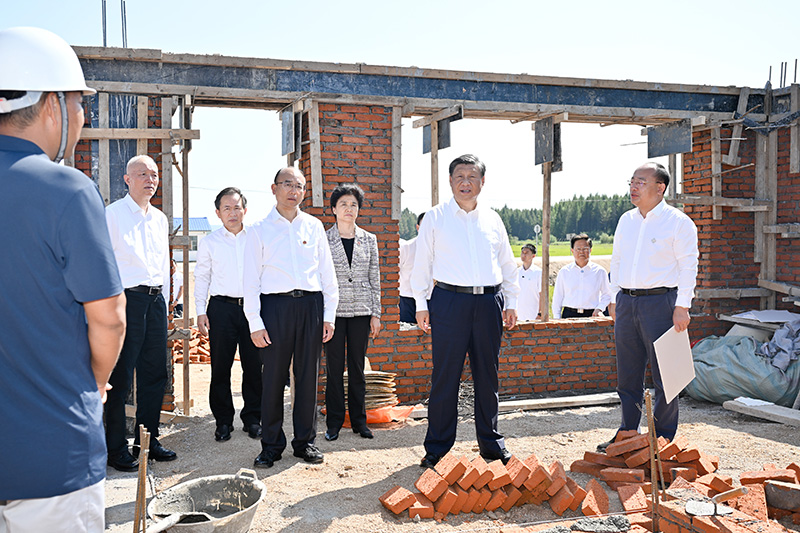 9月6日至8日，中共中央總書記、國家主席、中央軍委主席習近平在黑龍江考察。這是7日上午，習近平在遭受洪澇災害的哈爾濱尚志市老街基鄉(xiāng)龍王廟村，察看水毀房屋重建情況。