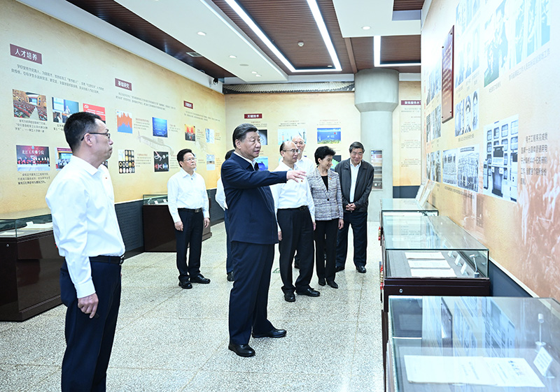 9月6日至8日，中共中央總書記、國家主席、中央軍委主席習近平在黑龍江考察。這是7日上午，習近平在哈爾濱工程大學哈軍工紀念館考察。